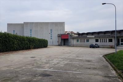 Capannoni con servizi in vendita
