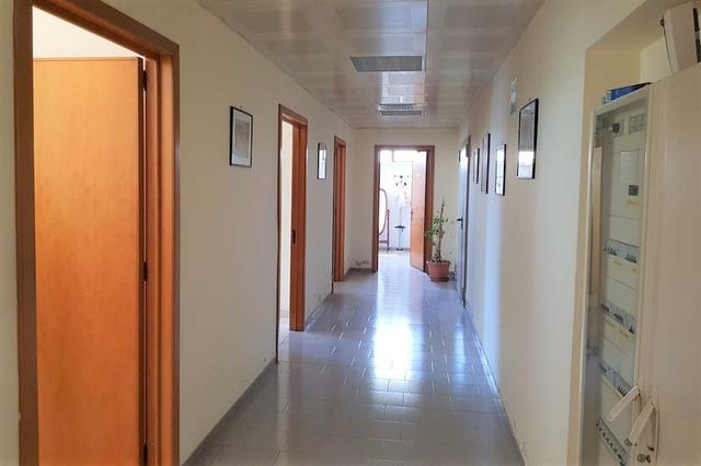 #11089 Capannone con laboratorio, negozio e zona uffici in vendita - foto 11