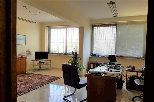 #11089 Capannone con laboratorio, negozio e zona uffici in vendita - foto 12