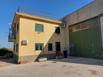 Con servizi in vendita