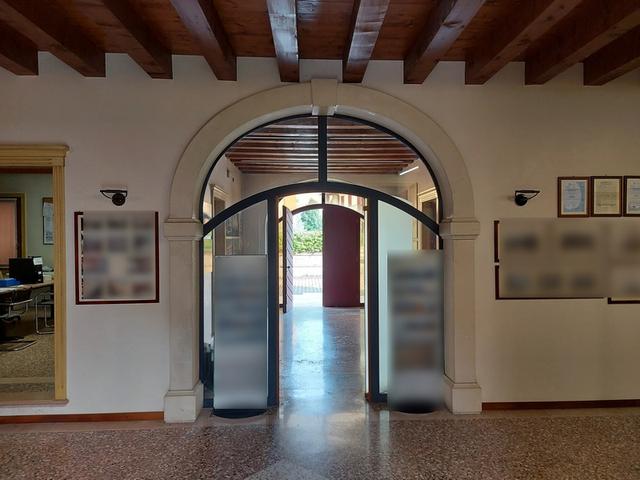 #11175 Uffici su tre piani e parcheggi privati in vendita - foto 2