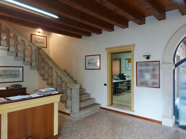 #11175 Uffici su tre piani e parcheggi privati in vendita - foto 3