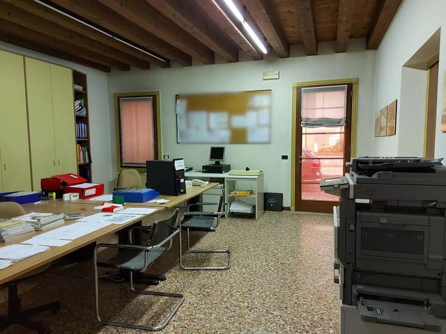 #11175 Uffici su tre piani e parcheggi privati in vendita - foto 12