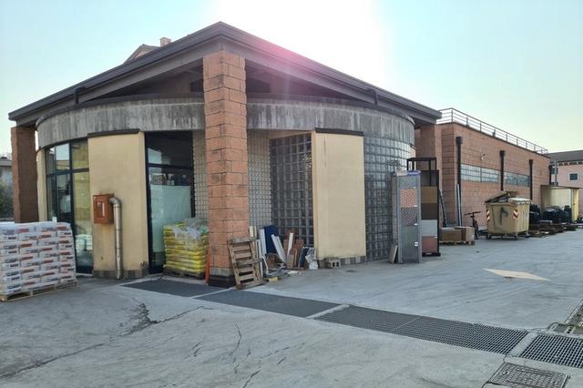 #11761 Complesso commerciale con garage e magazzini in vendita - foto 4