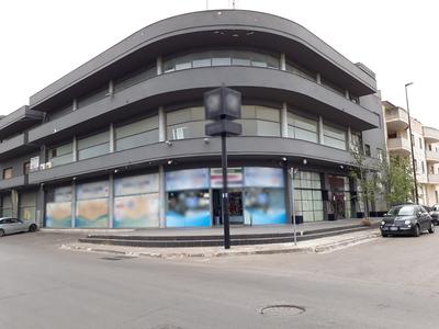 Esercizi commerciali in vendita