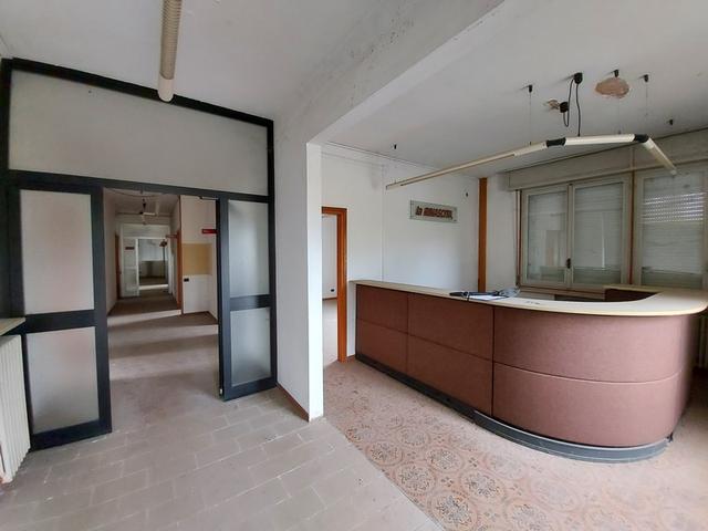 #14217 Fabbricato direzionale con area pertinenziale in vendita - foto 2