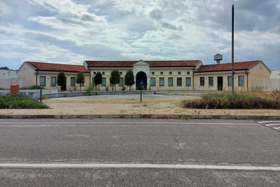 Esercizi commerciali in vendita
