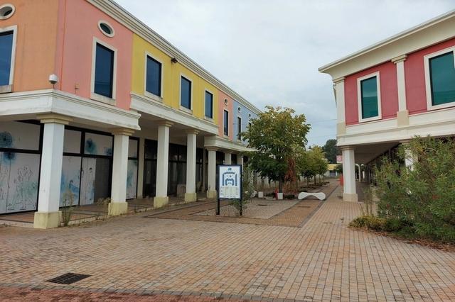 #14440 Parco commerciale con locali grezzi e terreni in vendita - foto 2