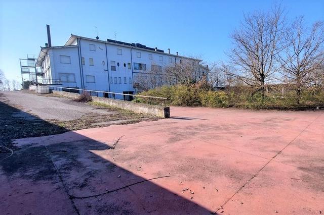 #14914 Albergo da ristrutturare e terreno sportivo in vendita - foto 3