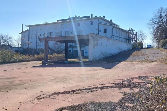 #14914 Albergo da ristrutturare e terreno sportivo in vendita - foto 4