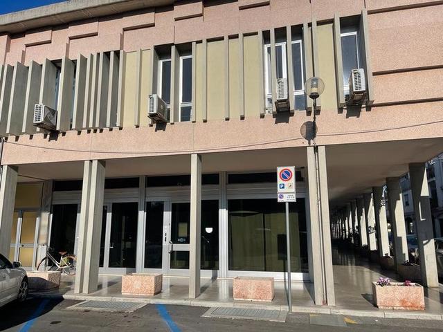 #15114 Cinque locali per ex istituto di credito in vendita - foto 2