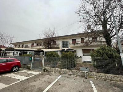 Con servizi in vendita