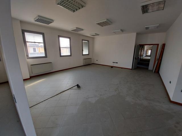 #15352 Porzione di fabbricato adibita a uffici in vendita - foto 2