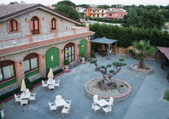 #15979 Complesso immobiliare ricettivo con abitazione ristorante piscina e sala ballo in vendita - foto 1
