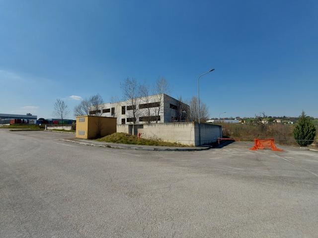 #15980 Immobile produttivo al grezzo con corte esclusiva in vendita - foto 2
