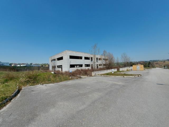 #15980 Immobile produttivo al grezzo con corte esclusiva in vendita - foto 3
