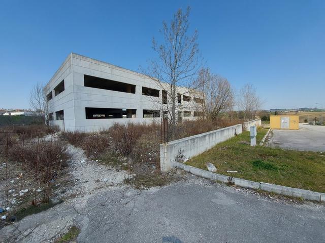 #15980 Immobile produttivo al grezzo con corte esclusiva in vendita - foto 4