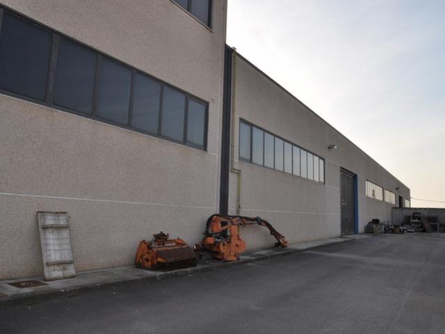 #16137 Capannone industriale con uffici e abitazione in vendita - foto 2