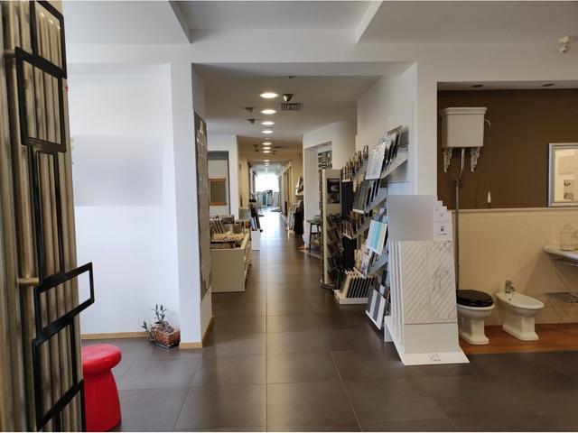 #18114 Complesso commerciale con pertinenze in vendita - foto 5
