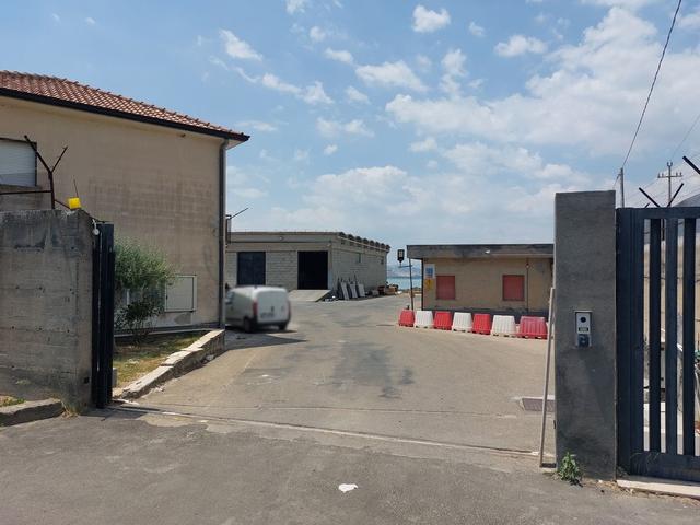 #18407 Complesso commerciale composto da capannoni, tettoie ed un edificio con uffici ed abitazione in vendita - foto 2