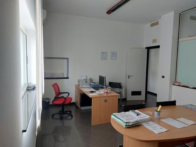 #18407 Complesso commerciale composto da capannoni, tettoie ed un edificio con uffici ed abitazione in vendita - foto 5
