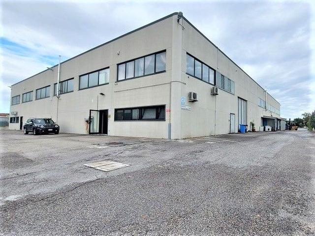 #18573 Capannone con corte in zona industriale in vendita - foto 1