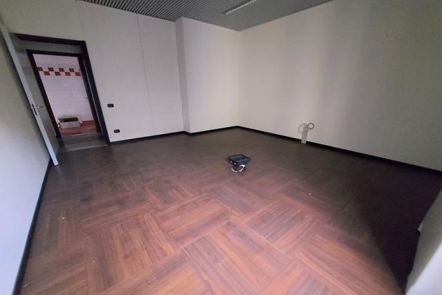 #18704 Ufficio al piano secondo con ampia autorimessa in vendita - foto 7