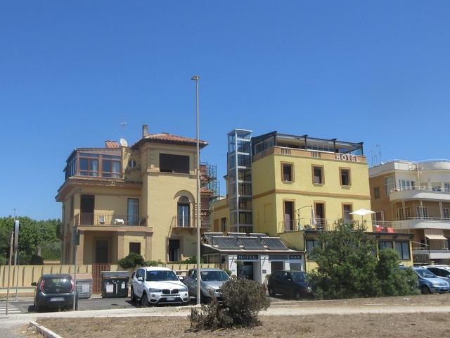 #18768 Hotel fronte mare sul Lido di Ostia in vendita - foto 1