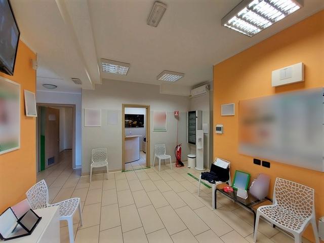 #18770 Ufficio al piano primo con quattro garage in vendita - foto 3