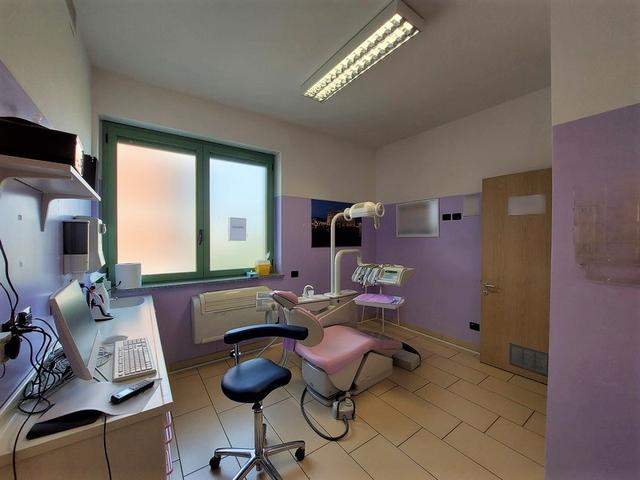 #18770 Ufficio al piano primo con quattro garage in vendita - foto 4