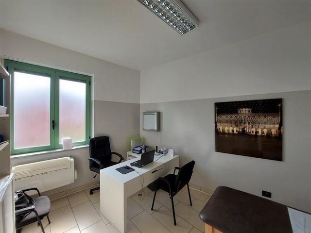 #18770 Ufficio al piano primo con quattro garage in vendita - foto 7