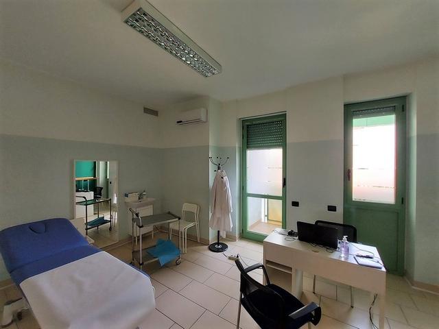 #18770 Ufficio al piano primo con quattro garage in vendita - foto 9