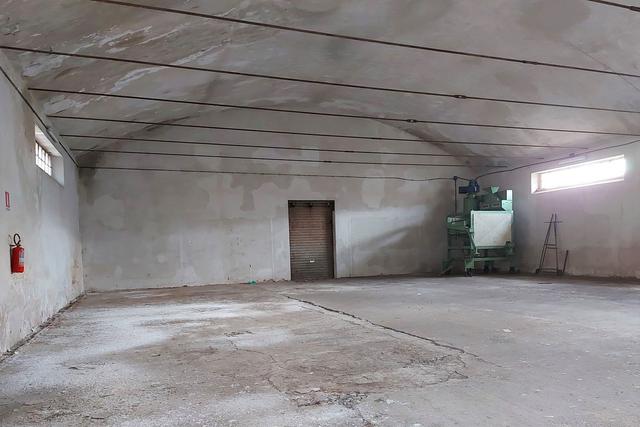 #19436 Complesso artigianale con cortile e pertinenze in vendita - foto 4