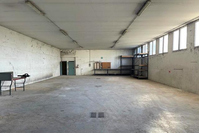 #19454 Fabbricato uso magazzino con cortili privati in vendita - foto 2