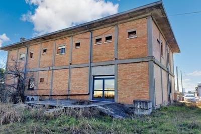 Magazzini in vendita