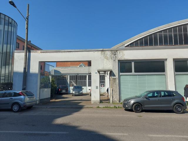 #19977 Capannone per esposizione e ricovero di autovetture con uffici in vendita - foto 3
