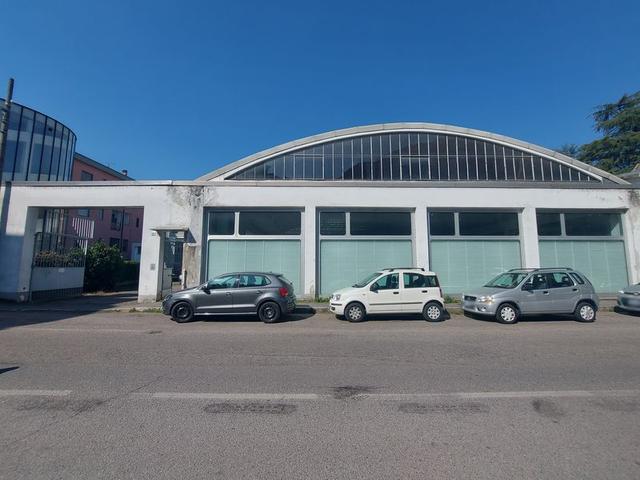 #19977 Capannone per esposizione e ricovero di autovetture con uffici in vendita - foto 5