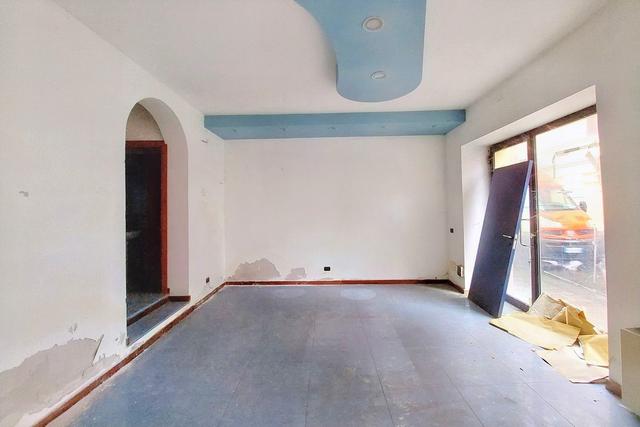 #20174 Negozio con servizi e vetrine in centro storico in vendita - foto 4
