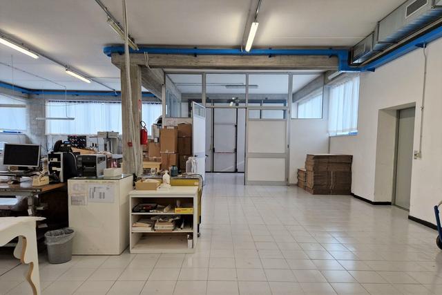 #20372 Laboratorio artigianale con uffici e corte privata in vendita - foto 8