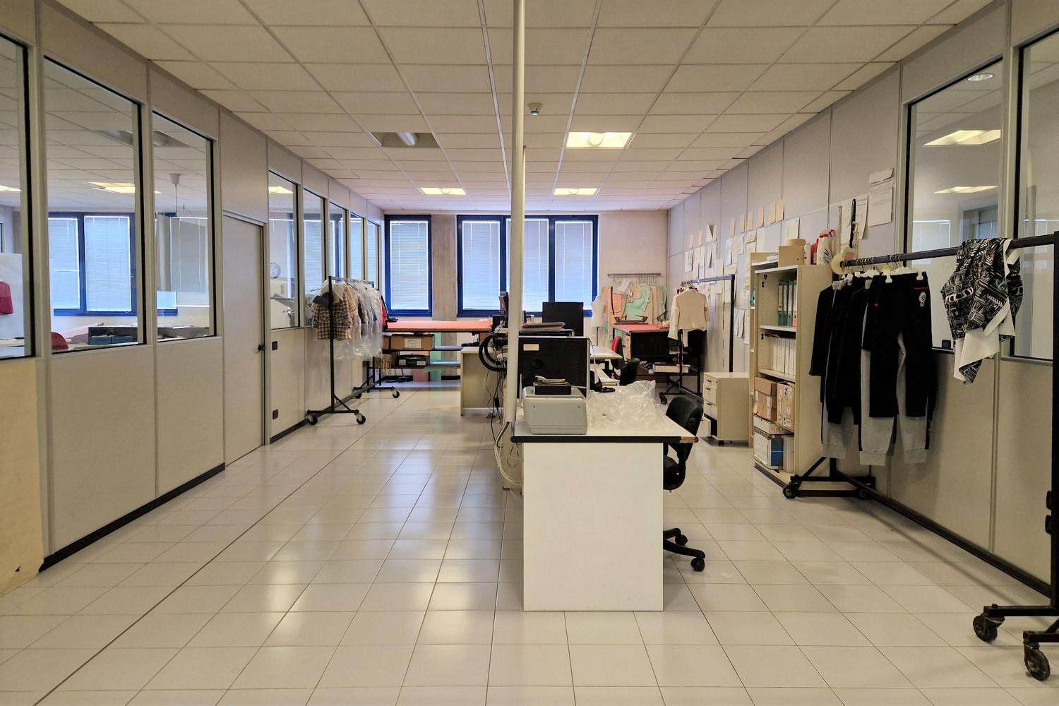 #20372 Laboratorio artigianale con uffici e corte privata in vendita - foto 16