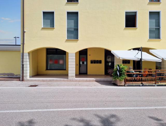 #20987 Negozio al piano terra con posto auto in vendita - foto 1