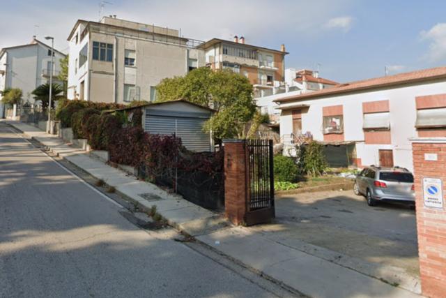 #21221 Fabbricato su due piani con corte in vendita - foto 2