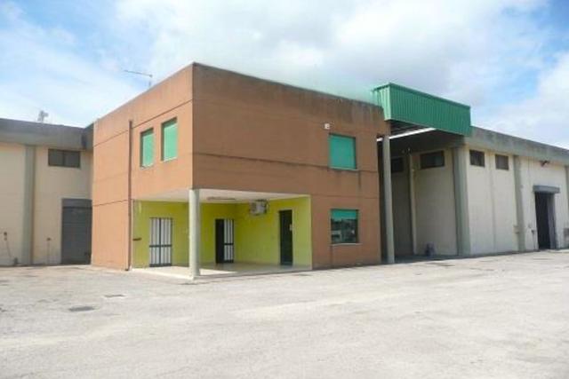 #21459 Complesso artigianale con cortile e pertinenze in vendita - foto 1