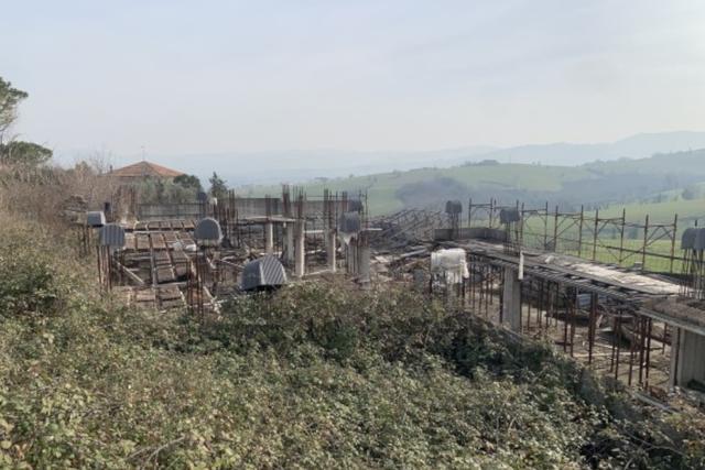 #21495 Due fabbricati al grezzo e relativa area di sedime in vendita - foto 1