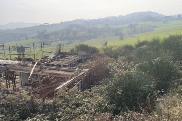 #21495 Due fabbricati al grezzo e relativa area di sedime in vendita - foto 3