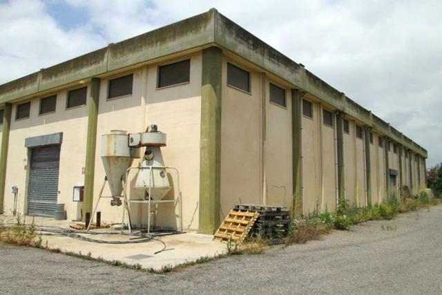#21528 Complesso artigianale con cortile e pertinenze in vendita - foto 2