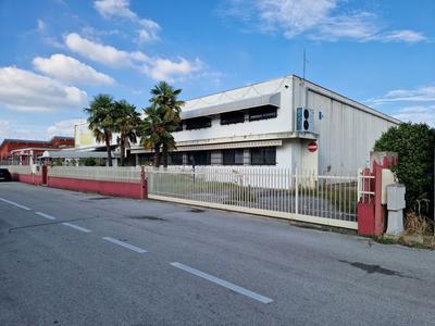 Capannoni artigianali in vendita