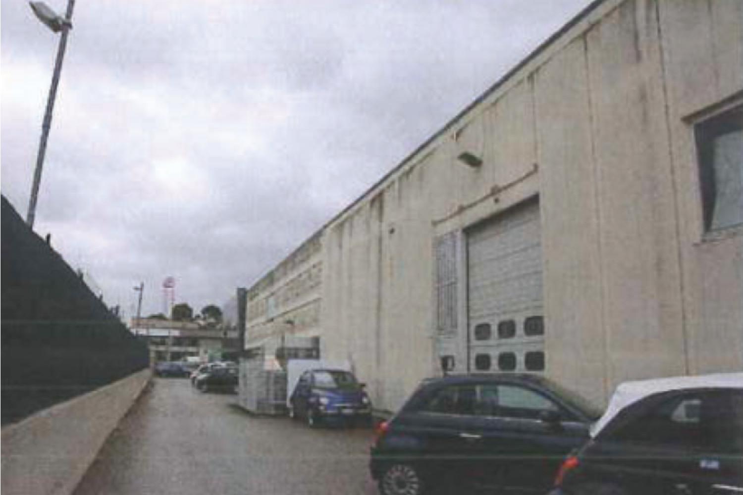 #21782 Porzioni di capannoni industriali adibite a show room con officina in vendita - foto 5