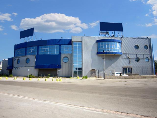 #21854 Fabbricato commerciale con ampi spazi di vendita in vendita - foto 1