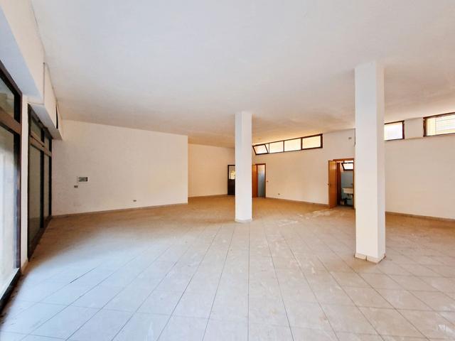 #22088 Negozio con corte pertinenziale in vendita - foto 2